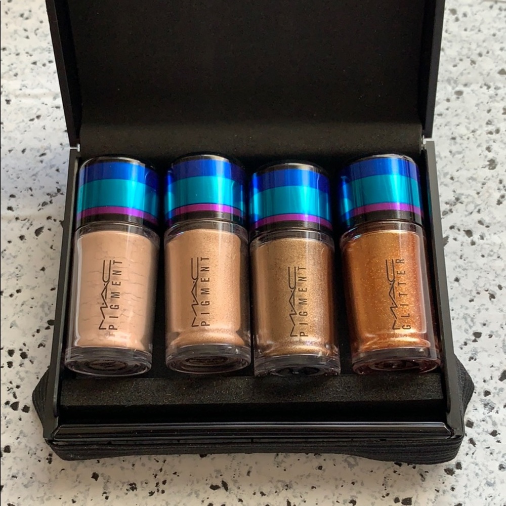 NWT MAC Cosmetics Gold Irresistibly Charming Glitt